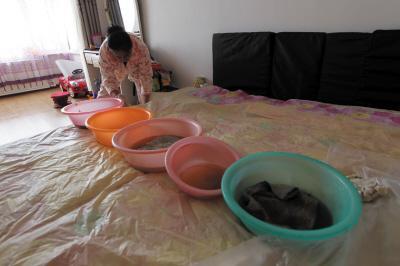 华州楼上漏水，住户失联，小区没物管，业主维权难！律师来支招……
